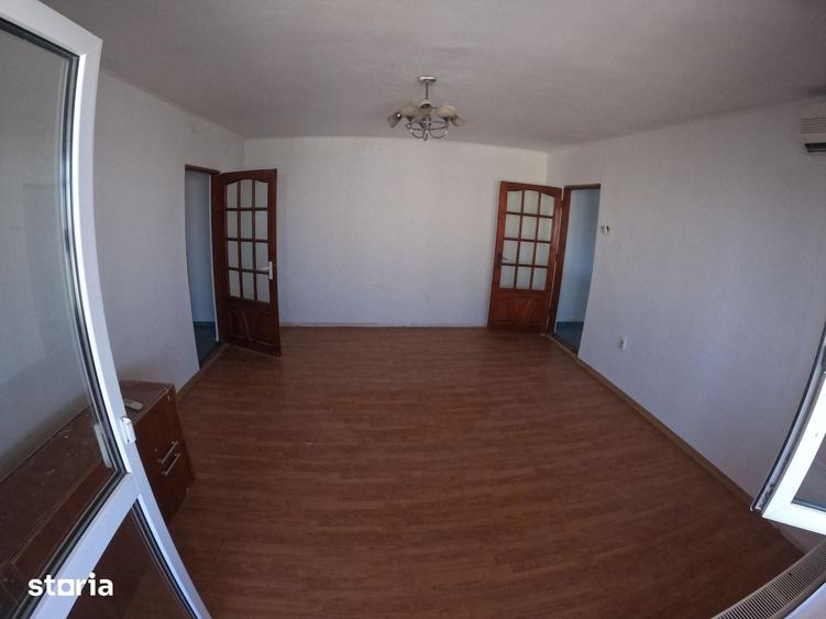 Apartament cu 3 camere semidecomandat în Tineretului