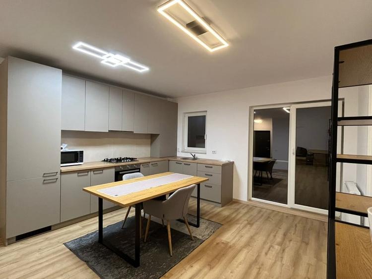 Apartament cu 3 camere semidecomandat, mobilat în Florești