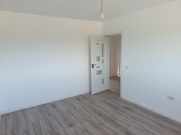 Duplex cu 4 camere cu Canalizare în Valea Lupului