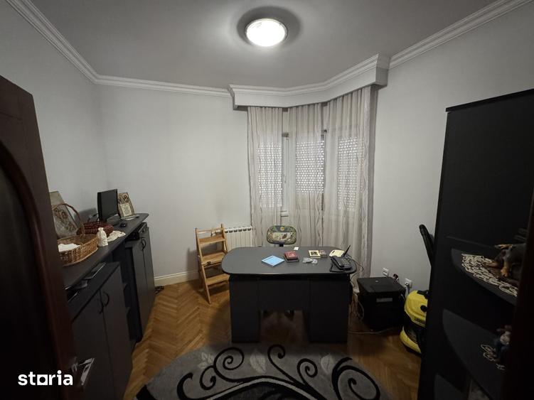 Casă cu 5 camere cu Teren 400 Mp în Titulescu