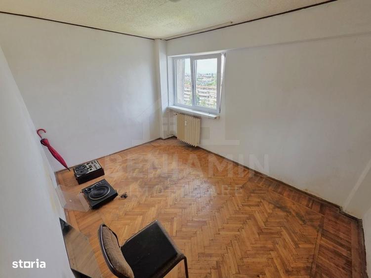 Apartament cu 4 camere semidecomandat în Calea București