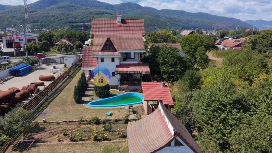 Casă cu 5 camere cu Canalizare în 1 Mai