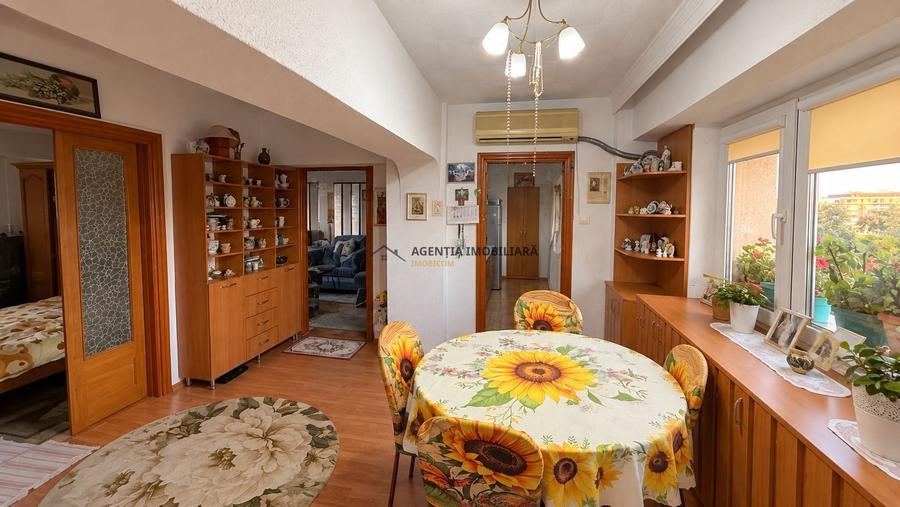 Apartament cu 4 camere decomandat în P-ța Victoriei