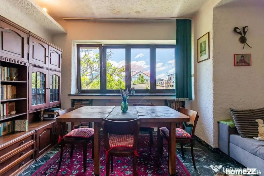 Apartament cu 4 camere decomandat în Primăverii