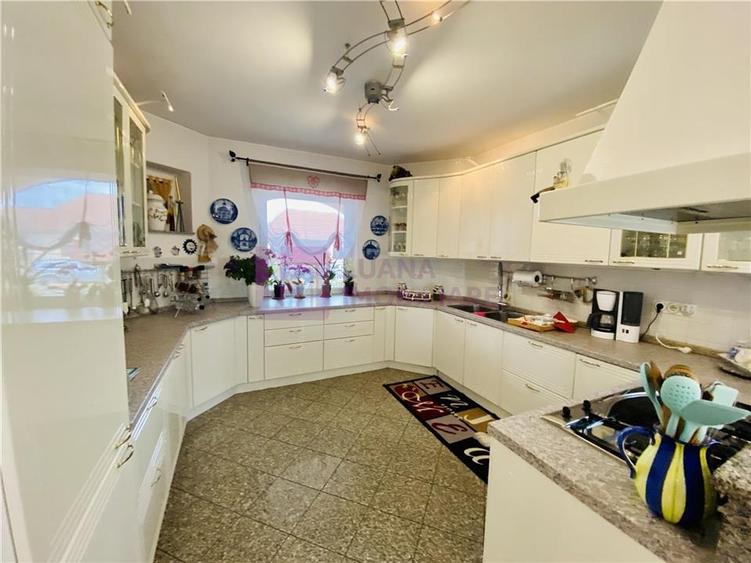 Casă individuală cu 7 camere cu Teren 1035 Mp în Central