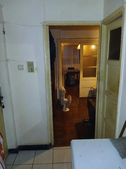 Apartament cu 3 camere semidecomandat în Gojdu