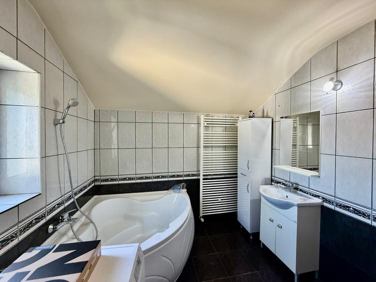 Casă cu 10 camere cu Teren 650 Mp în Călugareni