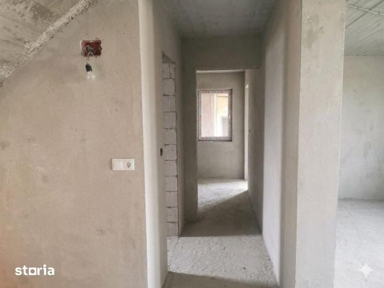 Casă cu 5 camere cu Teren 388 Mp în Șimnicu de Sus