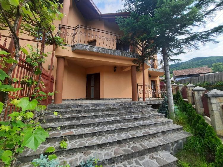 Casă individuală cu 7 camere cu Garaj în Alexandru cel Bun