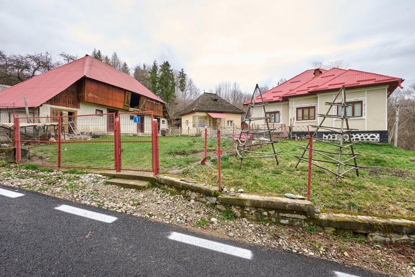 Casă individuală cu 4 camere cu Canalizare în Nucșoara