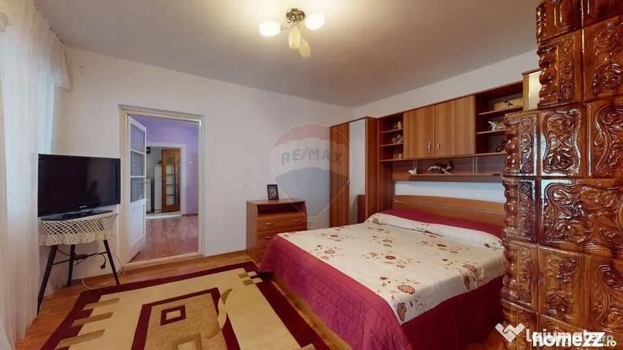 Casă cu 5 camere cu Teren 2633 Mp în Periferie