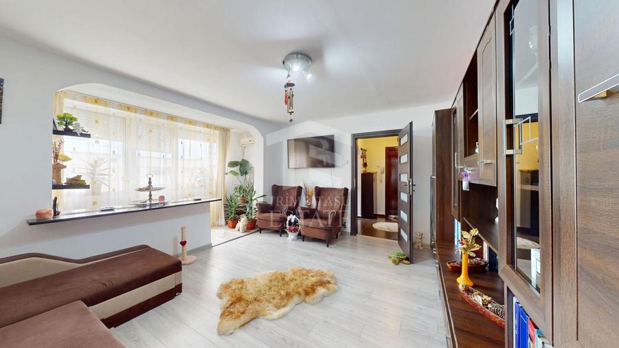 Apartament cu 3 camere semidecomandat, mobilat în Tei
