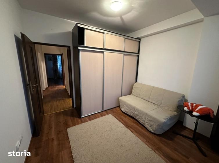 Apartament cu 3 camere în Apărătorii Patriei