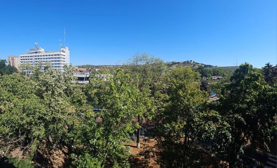 Apartament cu 2 camere semidecomandat, mobilat în Central