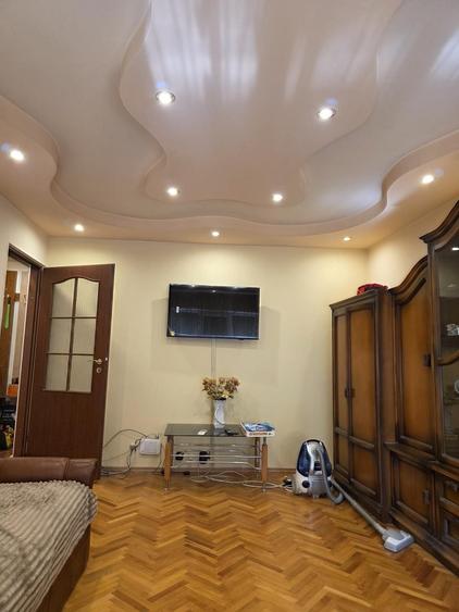 Apartament cu 3 camere decomandat în Exterior Vest