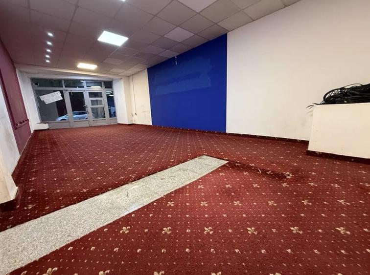 Spațiu comercial, de 76 mp, în Tei