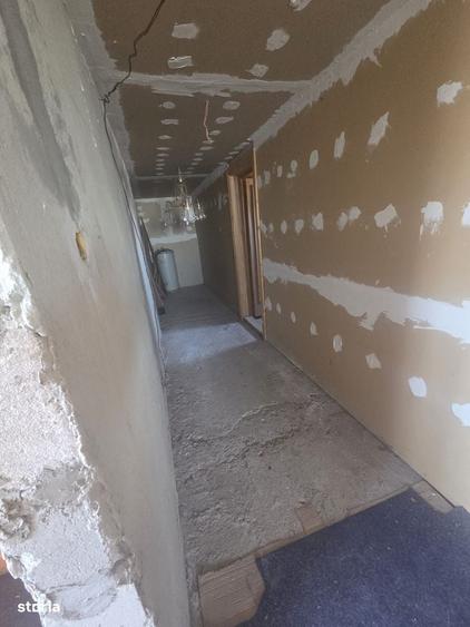 Casă cu 4 camere decomandat în Rovine