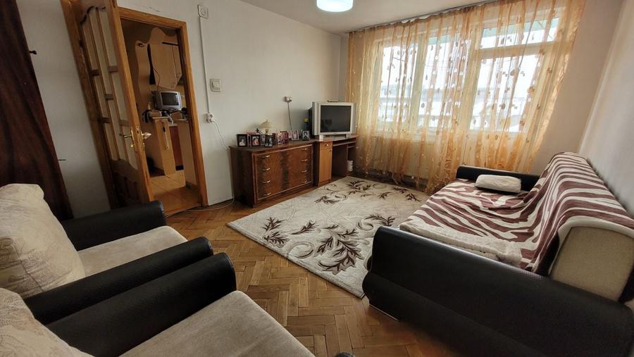 Apartament cu 3 camere semidecomandat în Central