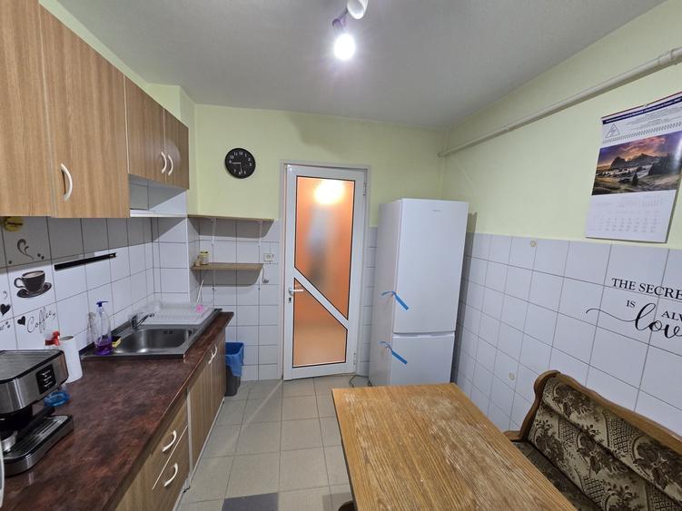 Apartament cu 3 camere semidecomandat în Ștefan cel Mare