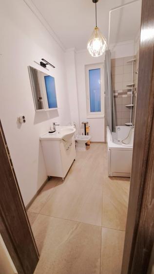 Apartament cu 3 camere semidecomandat în Dumbrăvița
