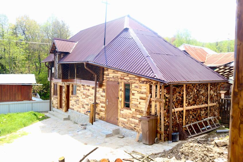 Casă cu 3 camere cu Teren 1400 Mp în Măneciu