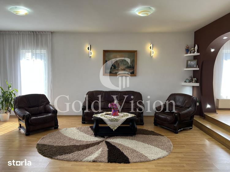 Casă cu 7 camere cu Teren 2000 Mp în Central