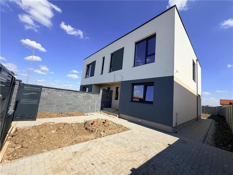 Duplex cu 4 camere cu Canalizare în Moșnița Nouă