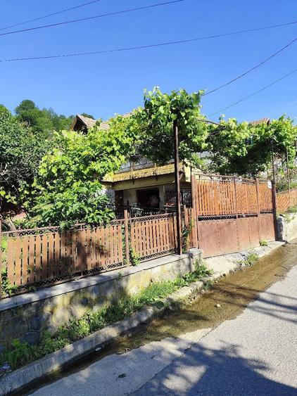 Casă cu 3 camere cu Teren 2000 Mp în Central