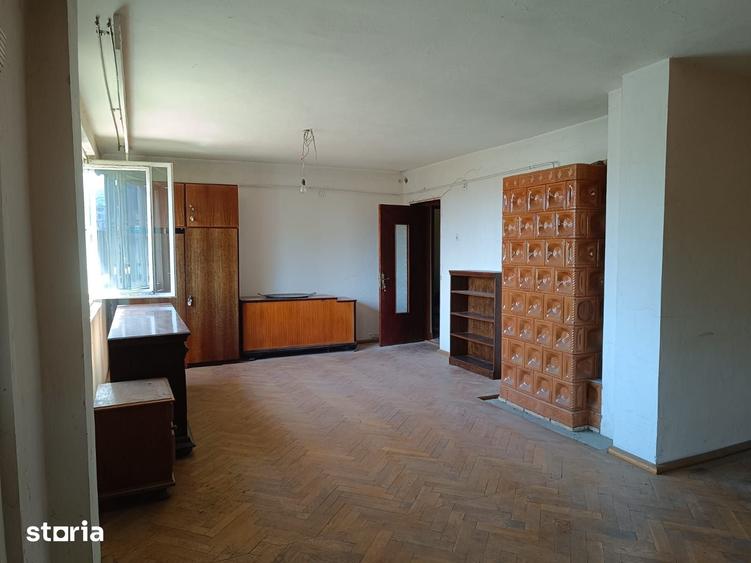 Casă cu 8 camere cu Teren 1584 Mp în Central