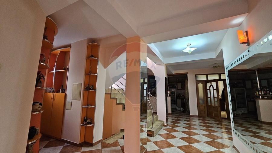 Casă individuală cu 17 camere cu Teren 1080 Mp în Obcini