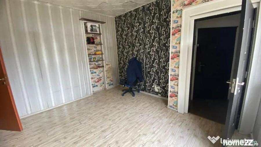 Apartament cu 3 camere semidecomandat în Basarab