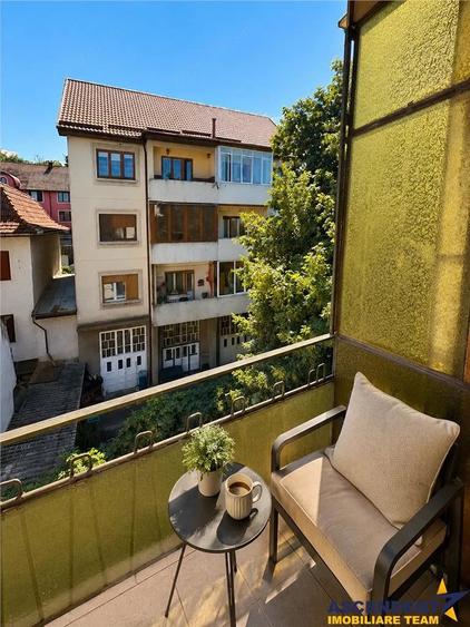 Apartament cu 3 camere decomandat în Cornișa