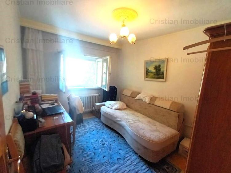 Apartament cu 3 camere decomandat în Barieră