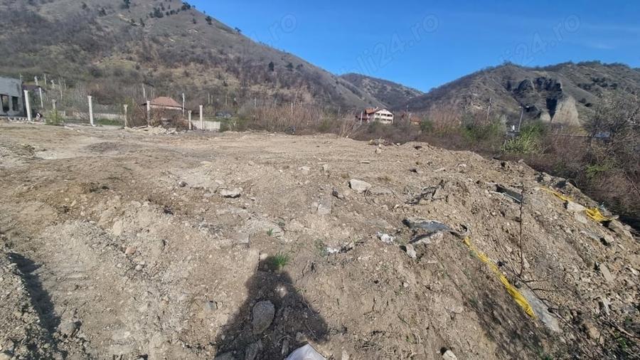 Teren de 4200 mp, în Gura Văii