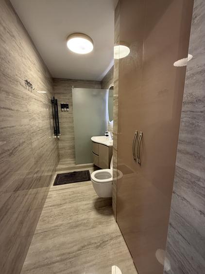 Apartament cu 3 camere semidecomandat, mobilat în Țiglina 1