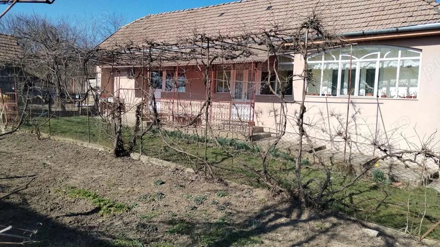 Casă cu 2 camere cu Teren 560 Mp în Morești