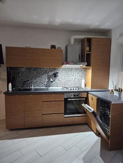 Apartament cu 3 camere semidecomandat în Faleza Nord