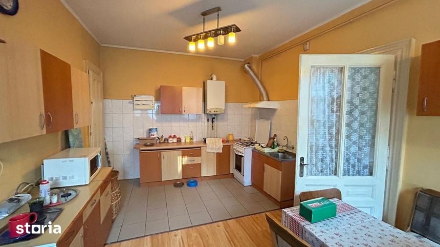 Casă cu 6 camere cu Teren 307 Mp în Schei