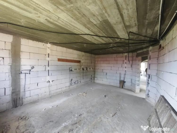 Casă cu 2 camere cu Teren 4400 Mp în Central