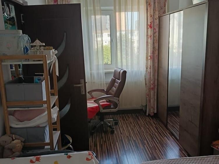 Apartament cu 3 camere semidecomandat în Craiovița Nouă