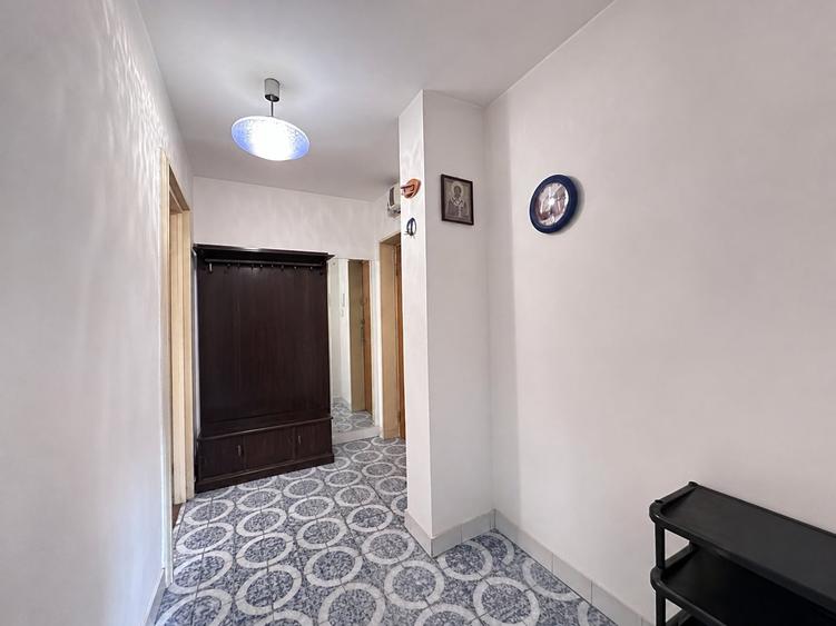 Apartament cu 3 camere semidecomandat în Drumul Taberei