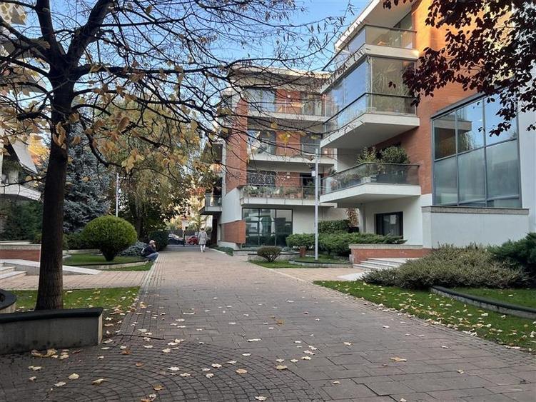 Apartament cu 4 camere decomandat, mobilat în Capitale