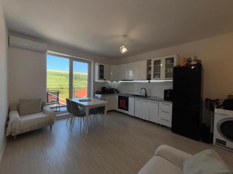 Apartament cu 3 camere semidecomandat, mobilat în Chinteni