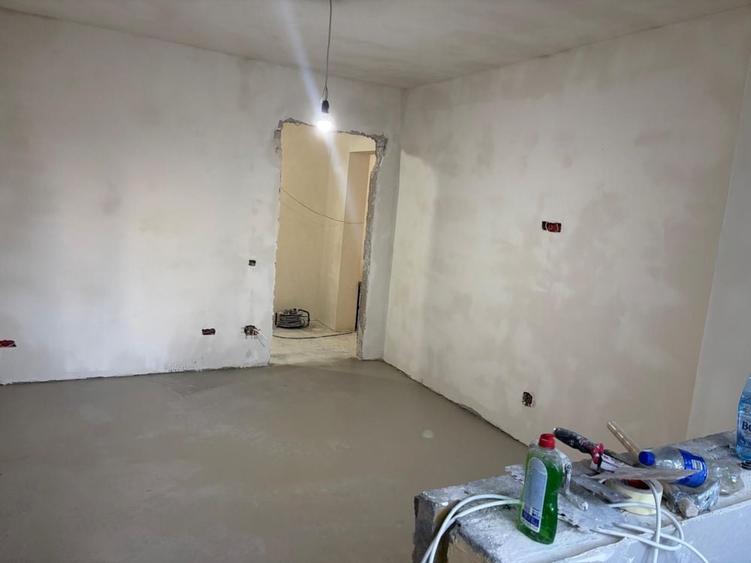 Apartament cu 3 camere semidecomandat în Lacul Tei