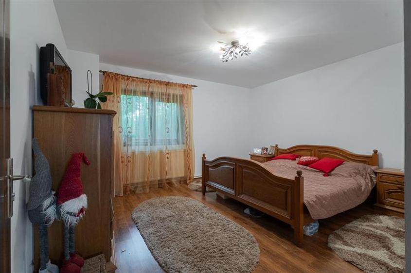 Casă individuală cu 8 camere cu Canalizare în Moara de Vânt