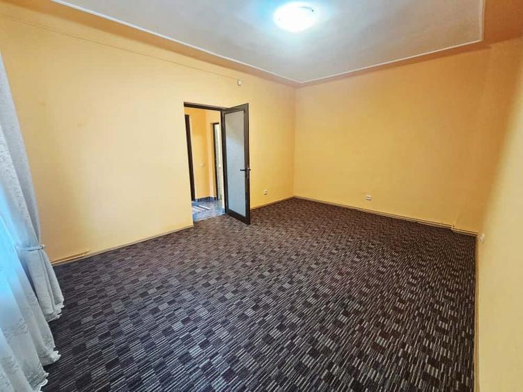 Casă cu 3 camere cu Canalizare în Central