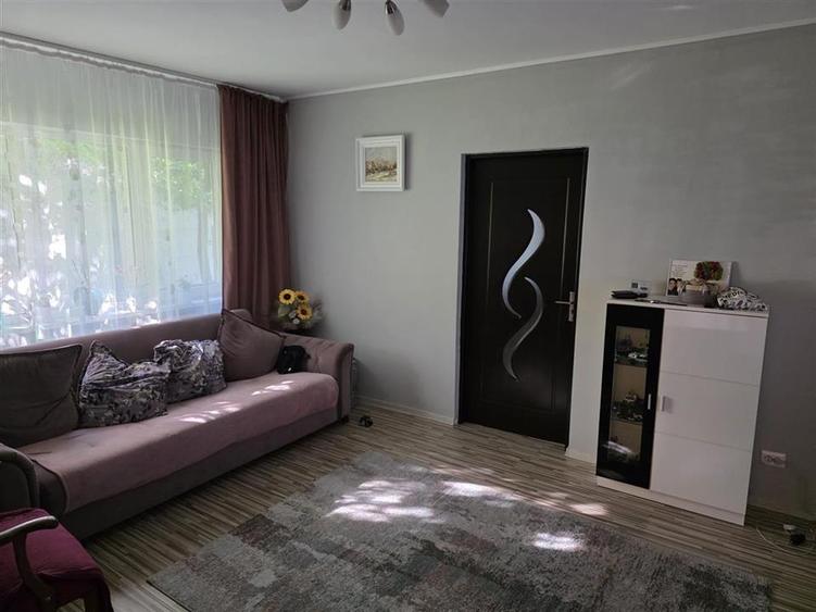 Apartament cu 3 camere semidecomandat, mobilat în Podu Roș