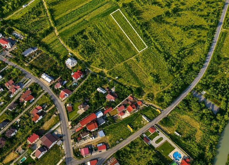 Teren Construcții intravilan de 2500 mp, în Est