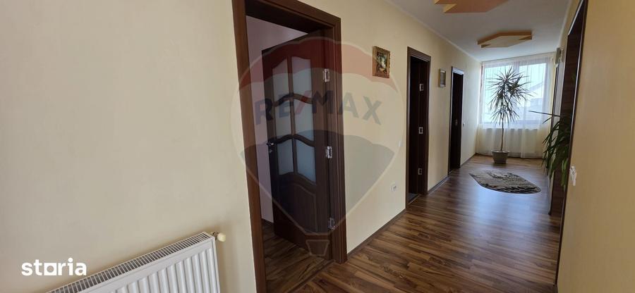Casă cu 6 camere cu Teren 721 Mp în Crevedia