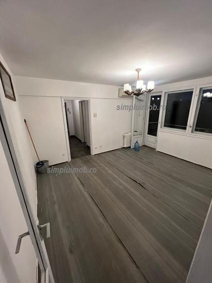 Apartament cu 3 camere semidecomandat în Berceni